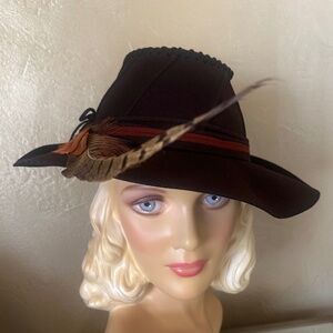 ELEGANT 1940s' BROWN FELT FEDORA + INTRICATE CROWN DETAILS &  FEATHERS